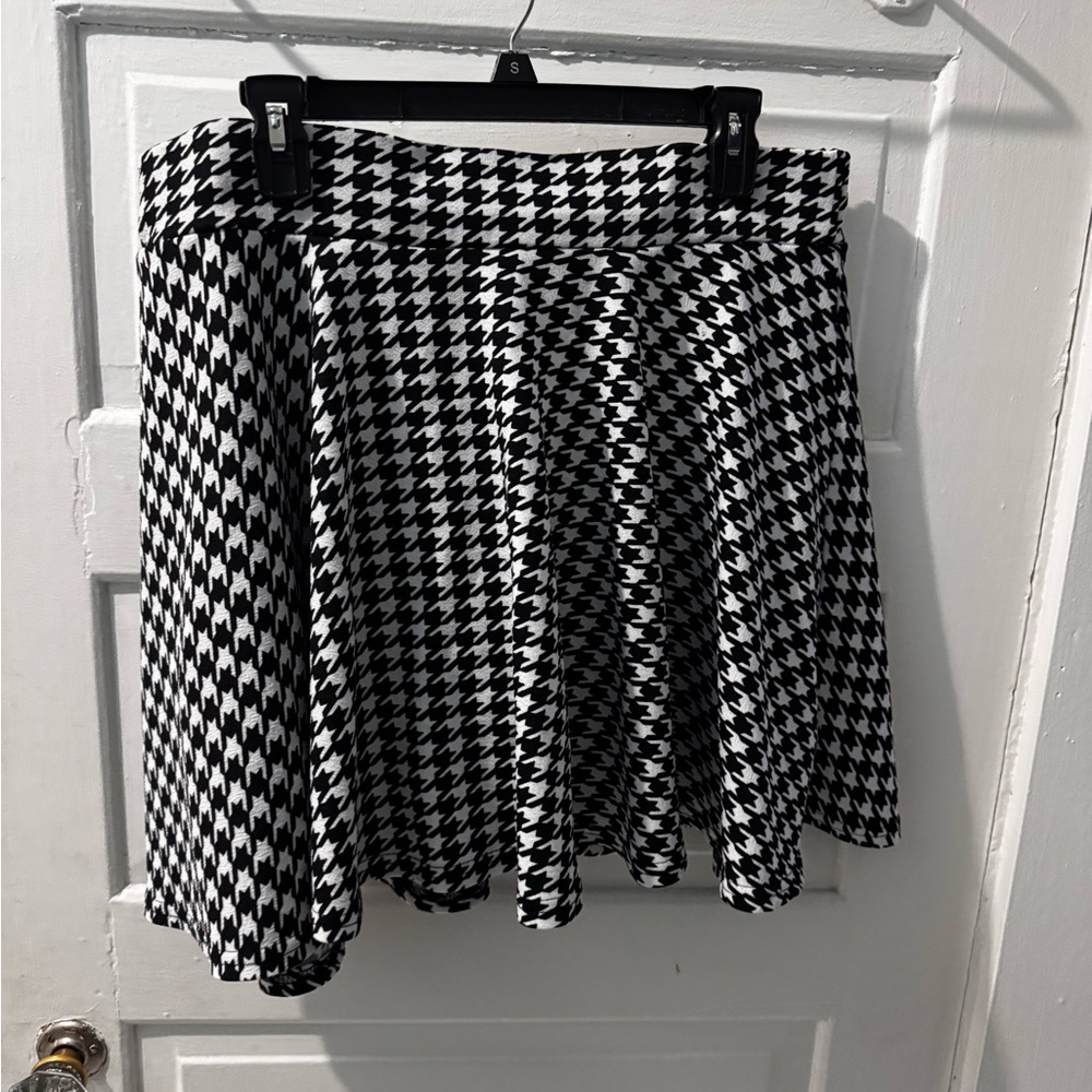 Stylish Black and White Houndstooth Skirt